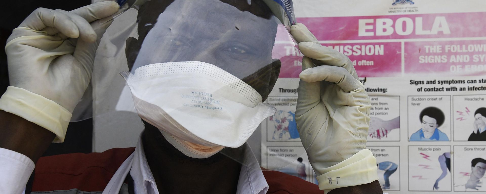 A health worker puts on protective gears as he prepares to screen travellers at the Mpondwe Health Screening Facility in the Uganda's border town of Mpondwe as they cross over from the Democratic Republic of Congo, on June 13, 2019. A health worker puts on protective gears as he prepares to screen travellers at the Mpondwe Health Screening Facility in the Uganda's border town of Mpondwe as they cross over from the Democratic Republic of Congo, on June 13, 2019. - Sputnik International, 1920, 24.09.2022