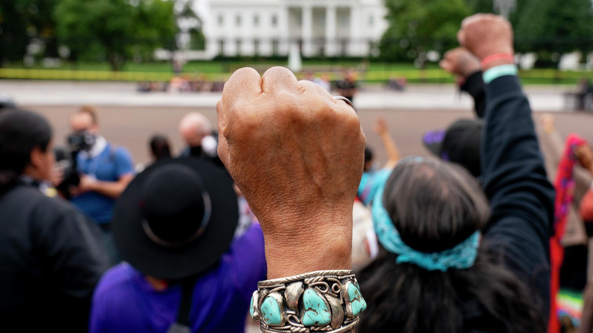 Wolf Ramerez of Houston, Texas, center, joins others with the Carrizo Comecrudo Tribe of Texas in holding up his fists as indigenous and environmental activists protest in front of the White House in Washington, Oct. 11, 2021. Wolf Ramerez of Houston, Texas, center, joins others with the Carrizo Comecrudo Tribe of Texas in holding up his fists as indigenous and environmental activists protest in front of the White House in Washington, Oct. 11, 2021. - Sputnik International, 1920, 22.09.2022