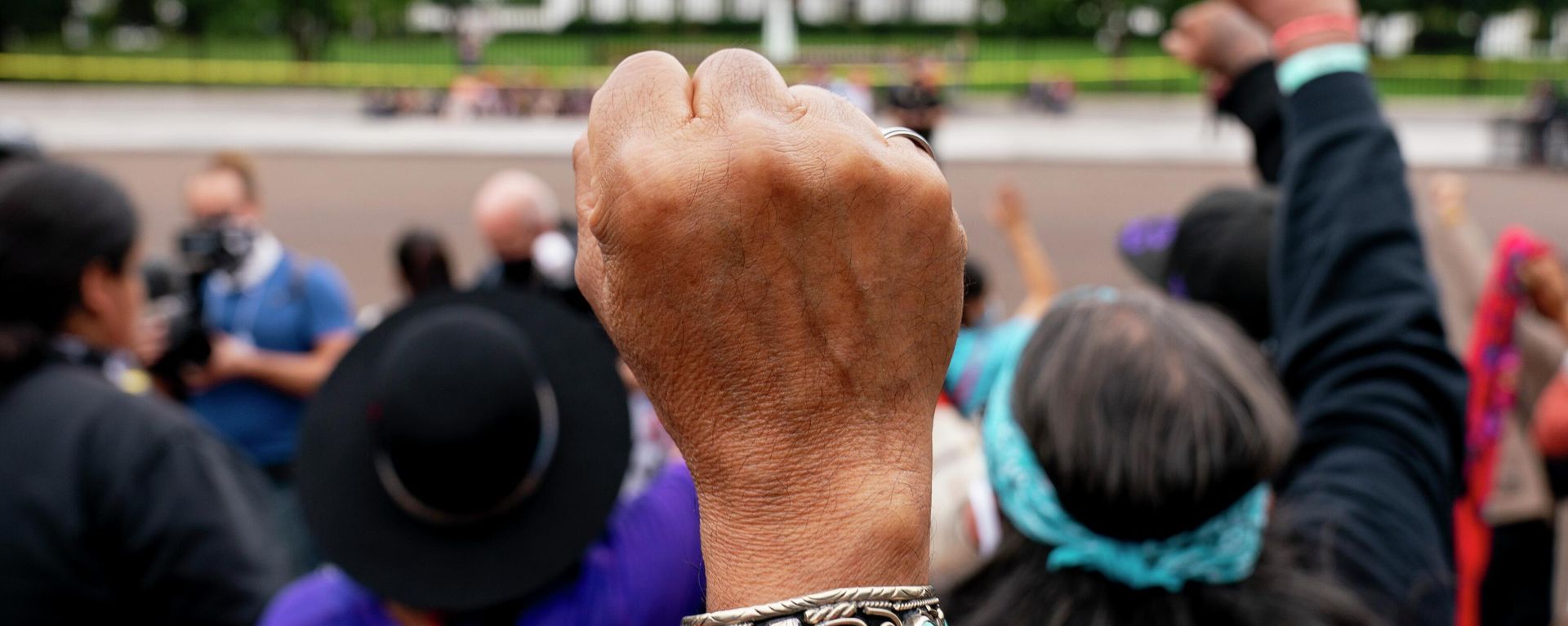 Wolf Ramerez of Houston, Texas, center, joins others with the Carrizo Comecrudo Tribe of Texas in holding up his fists as indigenous and environmental activists protest in front of the White House in Washington, Oct. 11, 2021. - Sputnik International, 1920, 22.09.2022