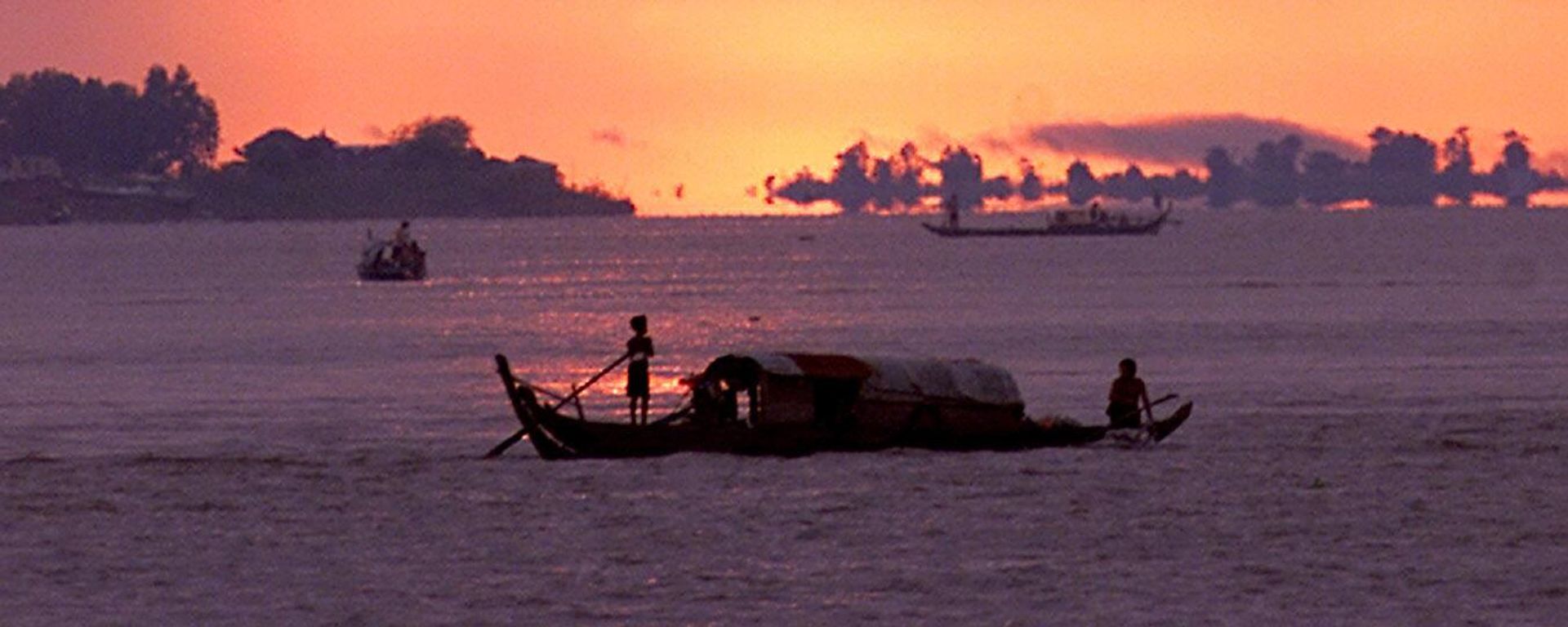 Dawn breaks over the Mekong River as small fishing boats drift downstream casting their nets in Phnom Penh, Cambodia, Oct. 29, 2002 Dawn breaks over the Mekong River as small fishing boats drift downstream casting their nets in Phnom Penh, Cambodia, Oct. 29, 2002 - Sputnik International, 1920, 24.09.2022