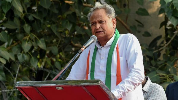 Rajasthan state's Chief Minister Ashok Gehlot speaks during a 'Janvedna Yatra' (rally) against the price rise of onions and vegetables, in Ahmedabad on November 30, 2019 - Sputnik International