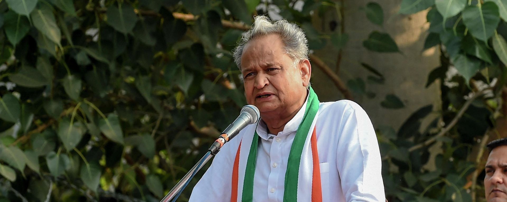 Rajasthan state's Chief Minister Ashok Gehlot speaks during a 'Janvedna Yatra' (rally) against the price rise of onions and vegetables, in Ahmedabad on November 30, 2019 Rajasthan state's Chief Minister Ashok Gehlot speaks during a 'Janvedna Yatra' (rally) against the price rise of onions and vegetables, in Ahmedabad on November 30, 2019 - Sputnik International, 1920, 26.09.2022
