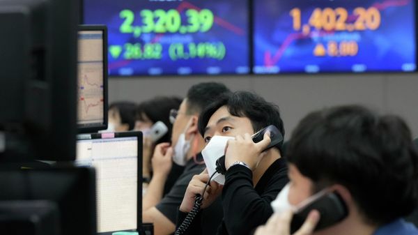 A currency trader talks on the phone at the foreign exchange dealing room of the KEB Hana Bank headquarters in Seoul, South Korea, Thursday, Sept. 22, 2022 - Sputnik International