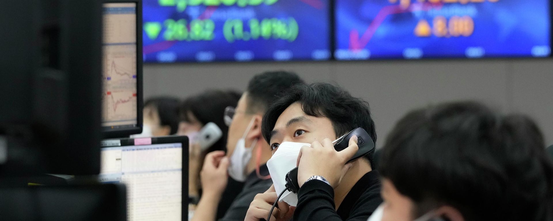 A currency trader talks on the phone at the foreign exchange dealing room of the KEB Hana Bank headquarters in Seoul, South Korea, Thursday, Sept. 22, 2022 A currency trader talks on the phone at the foreign exchange dealing room of the KEB Hana Bank headquarters in Seoul, South Korea, Thursday, Sept. 22, 2022 - Sputnik International, 1920, 11.10.2022