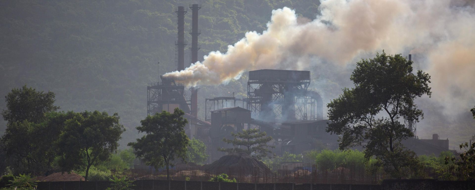 Smoke rises from a coal-powered steel plant at Hehal village near Ranchi, in eastern state of Jharkhand, Sunday, Sept. 26, 2021. Smoke rises from a coal-powered steel plant at Hehal village near Ranchi, in eastern state of Jharkhand, Sunday, Sept. 26, 2021. - Sputnik International, 1920, 23.09.2022