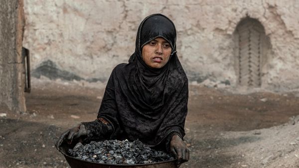 A 9-year-old Afghan girl works in a brick factory on the outskirts of Kabul, Afghanistan, Saturday, Aug. 20, 2022.  - Sputnik International