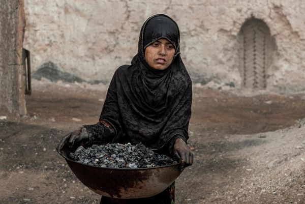 A 9-year-old Afghan girl works in a brick factory on the outskirts of Kabul, Afghanistan, Saturday, Aug. 20, 2022. - Sputnik International