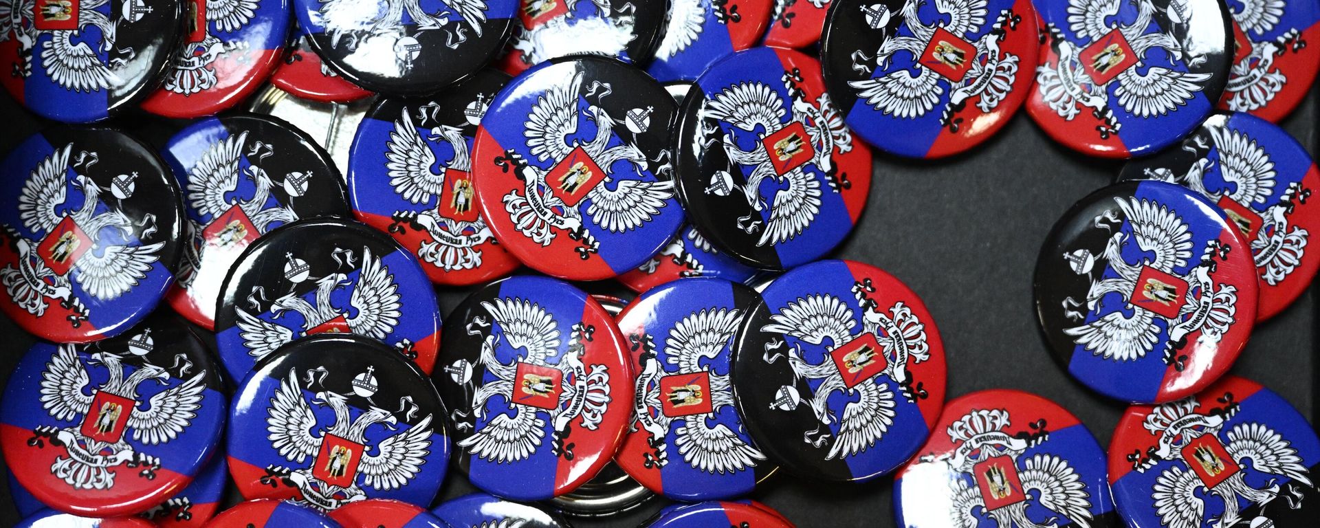 Pins depicting a Donetsk People's Republic flag are pictured at the DPR embassy used as a polling station during the referendum on the joining of Donetsk and Luhansk People's Republic to Russia, in Moscow, Russia Pins depicting a Donetsk People's Republic flag are pictured at the DPR embassy used as a polling station during the referendum on the joining of Donetsk and Luhansk People's Republic to Russia, in Moscow, Russia - Sputnik International, 1920, 11.01.2023