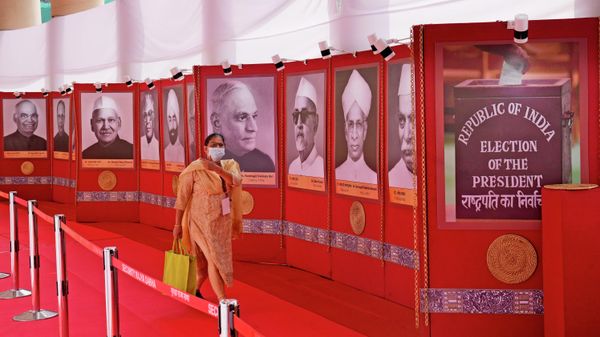 An official walks past portraits of past Indian presidents placed outside a polling room at the Parliament House in New Delhi, Monday, July 18, 2022 An official walks past portraits of past Indian presidents placed outside a polling room at the Parliament House in New Delhi, Monday, July 18, 2022 - Sputnik International