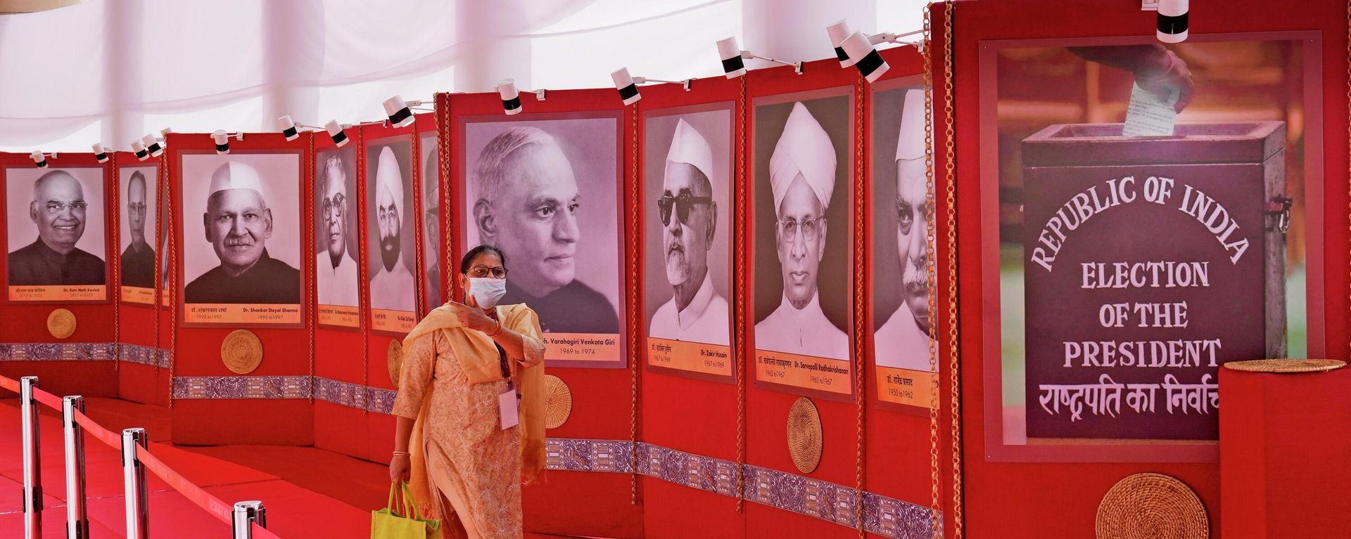 An official walks past portraits of past Indian presidents placed outside a polling room at the Parliament House in New Delhi, Monday, July 18, 2022 An official walks past portraits of past Indian presidents placed outside a polling room at the Parliament House in New Delhi, Monday, July 18, 2022 - Sputnik International, 1920, 23.09.2022