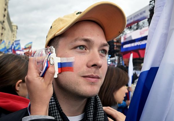 A young man attends the "We Don't Abandon Our Own" rally on Manezhnaya Square in Moscow. - Sputnik International