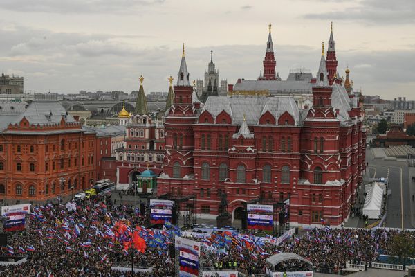 Thousands of people flocked to Manezhnaya Square ahead of the "We Don't Abandon Our Own" rally.  - Sputnik International