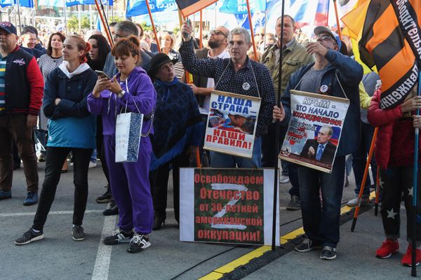 Participants of a rally in Vladivostok hold signs in support of President Vladimir Putin and referendums in the liberated territories of Donbass and Ukraine. - Sputnik International