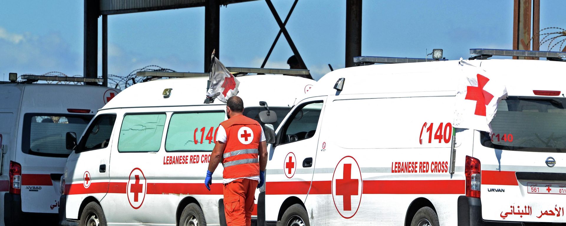 Ambulances wait on the Lebanese side of the Arida Border Crossing with Syria on September 23, 2022, for the arrival of the bodies of the shipwrecked Lebanese, who drowned when a boat they boarded sank off Syria's coast. Ambulances wait on the Lebanese side of the Arida Border Crossing with Syria on September 23, 2022, for the arrival of the bodies of the shipwrecked Lebanese, who drowned when a boat they boarded sank off Syria's coast. - Sputnik International, 1920, 23.09.2022