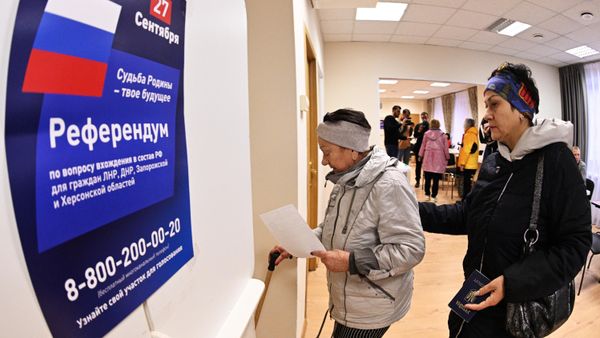 Женщины на избирательном участке в посольстве ДНР в Москве - Sputnik International