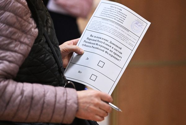 A woman votes during the referendum at a polling station at the DPR Embassy in Moscow.  - Sputnik International