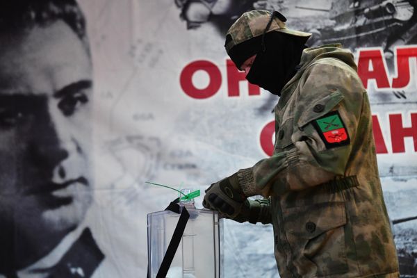A member of a volunteer detachment at a polling station In Melitopol during the referendum on accession to Russia of the Zaporozhye region. - Sputnik International