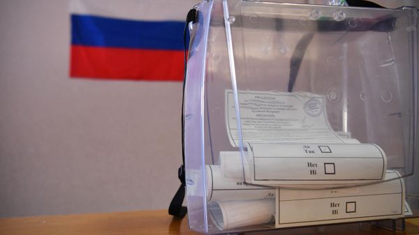 Voting in referendums on joining Russia - Sputnik International