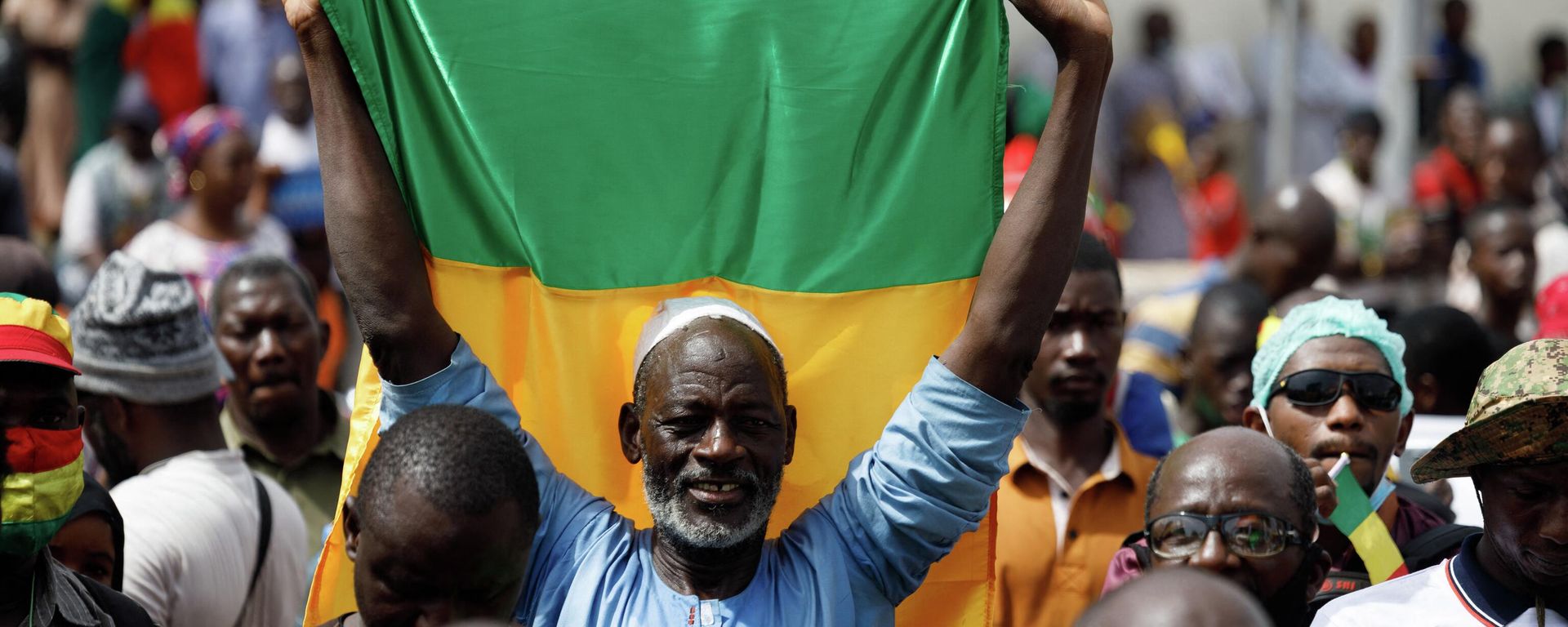 A supporter of Malian Interim President holds up the flag of Mali during a pro-Junta and pro-Russia rally in Bamako on May 13, 2022. - Several hundred Malians have gathered in Bamako to support the junta, the army and military cooperation with the Russians, AFP journalists report. (Photo by OUSMANE MAKAVELI / AFP) A supporter of Malian Interim President holds up the flag of Mali during a pro-Junta and pro-Russia rally in Bamako on May 13, 2022. - Several hundred Malians have gathered in Bamako to support the junta, the army and military cooperation with the Russians, AFP journalists report. (Photo by OUSMANE MAKAVELI / AFP) - Sputnik International, 1920, 24.09.2022