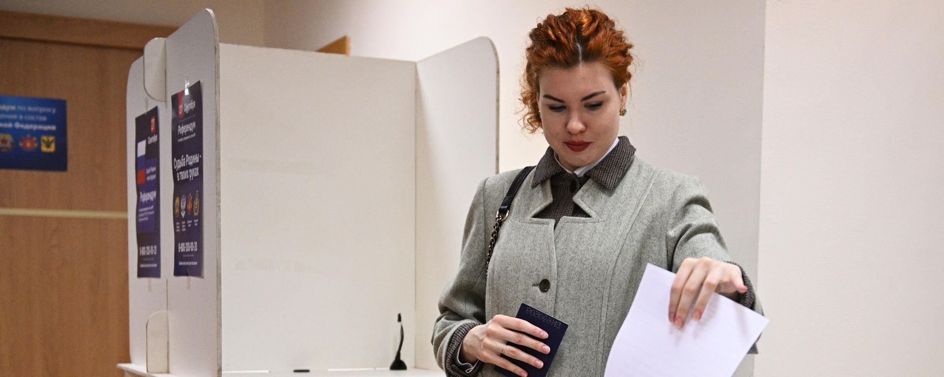 A woman prepares to put her ballot into a ballot box during the referendum on the joining of Donetsk and Lugansk People's Republic to Russia - Sputnik International, 1920, 26.09.2022