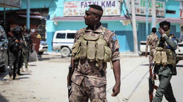 Security officers patrol near the destroyed Hayat Hotel after a deadly 30-hour siege by Al-Shabaab jihadists in Mogadishu on August 21, 2022.  - Sputnik International