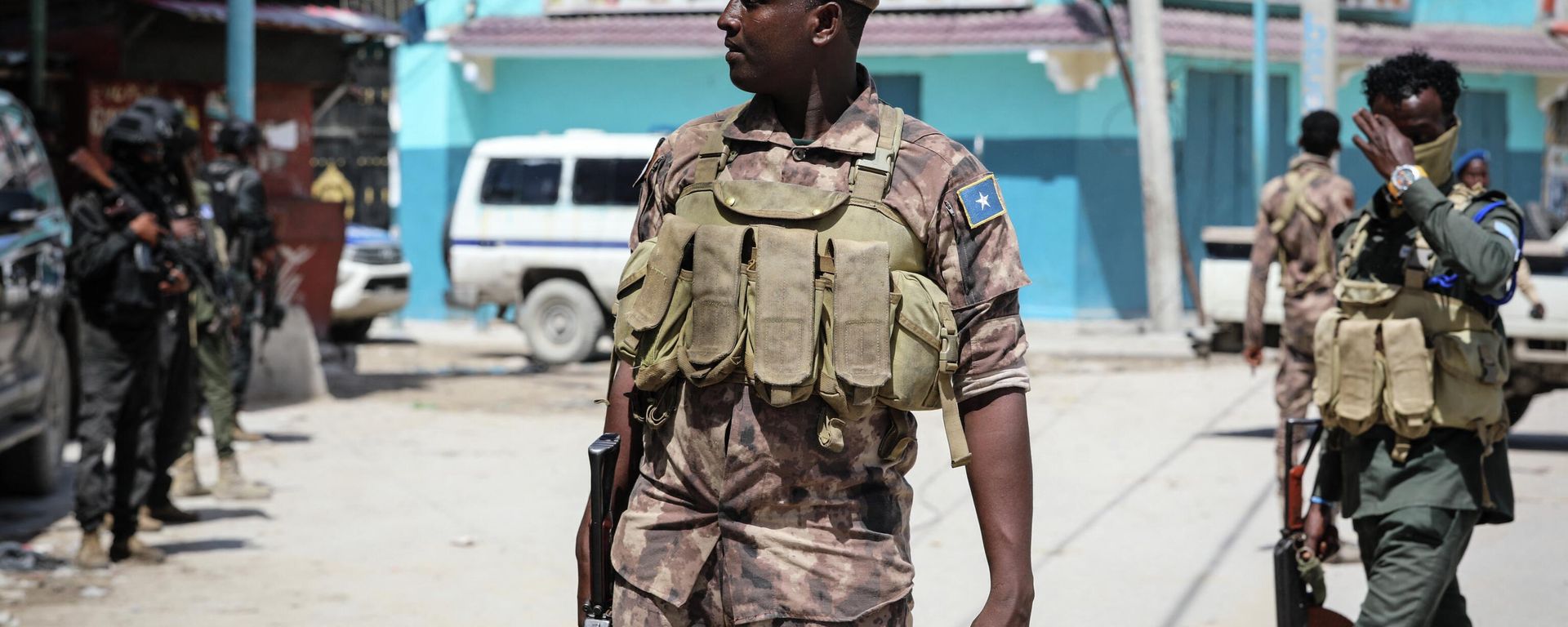 Security officers patrol near the destroyed Hayat Hotel after a deadly 30-hour siege by Al-Shabaab jihadists in Mogadishu on August 21, 2022. Security officers patrol near the destroyed Hayat Hotel after a deadly 30-hour siege by Al-Shabaab jihadists in Mogadishu on August 21, 2022. - Sputnik International, 1920, 25.09.2022