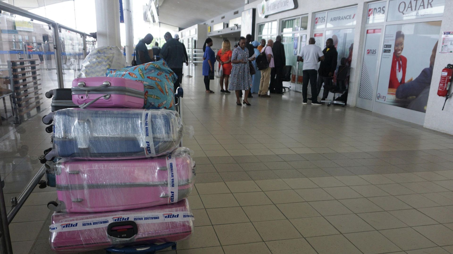 People wait at a ticket counter inside the Felix Houphouet Boigny International airport in Abidjan on September 24, 2022, after a strike by air traffic controllers, that started Friday, paralysed serval West African airports with all commercial flights cancelled. (Photo by Issouf SANOGO / AFP) People wait at a ticket counter inside the Felix Houphouet Boigny International airport in Abidjan on September 24, 2022, after a strike by air traffic controllers, that started Friday, paralysed serval West African airports with all commercial flights cancelled. (Photo by Issouf SANOGO / AFP) - Sputnik International, 1920, 25.09.2022