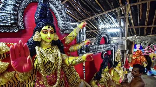An artisan gives final touches to a clay idol of Hindu goddess Durga at a workshop ahead of Hindu festival 'Navratri' in Allahabad on September 24, 2022. - Sputnik International