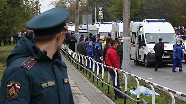 Police and paramedics work at the scene of a shooting at school No. 88 in Izhevsk, Russia. At least nine people, including five children, are killed after an unidentified attacker opened fire in a school in the central Russian city of Izhevsk - Sputnik International
