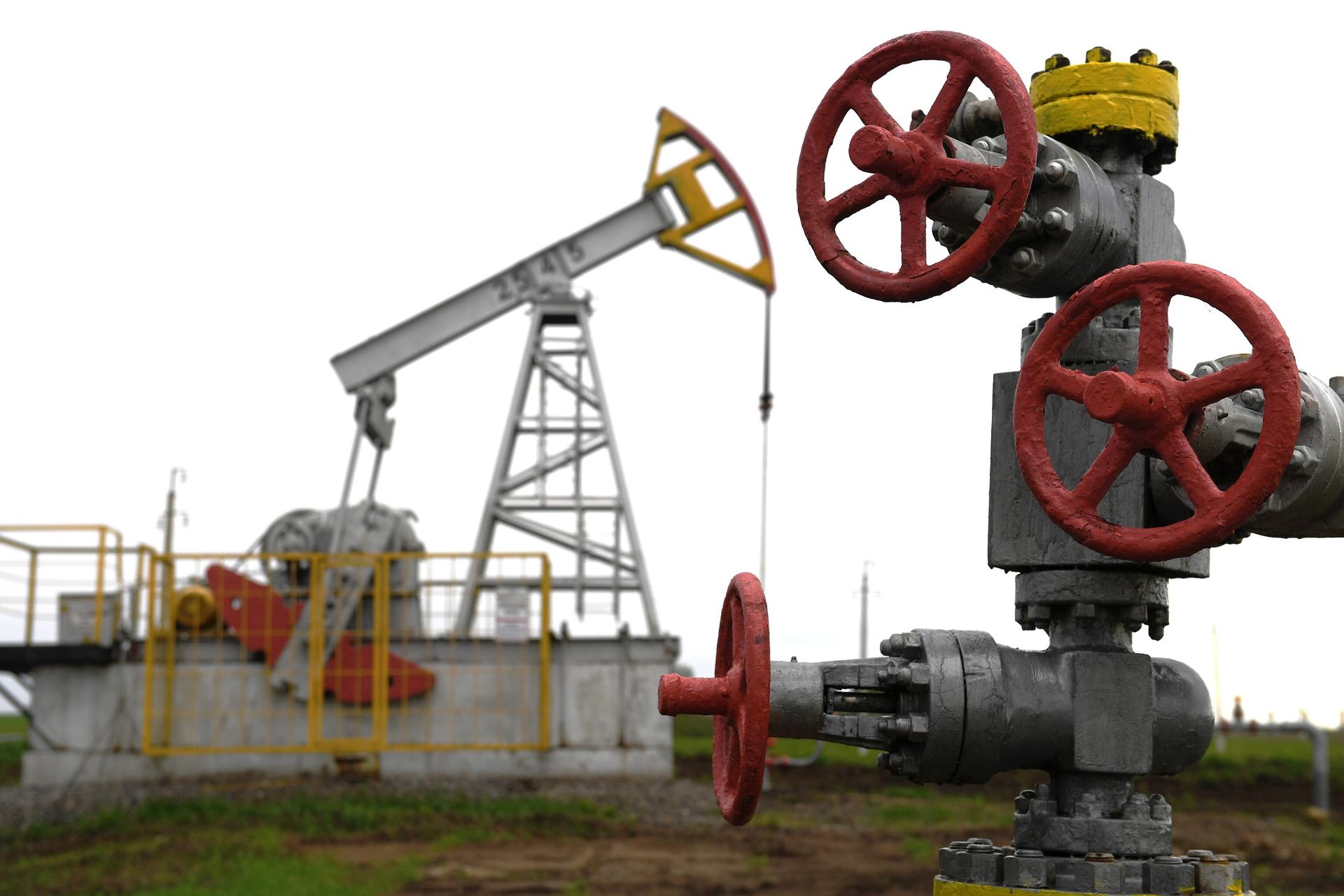 An oil pumpjack in Tatarstan, Russia - Sputnik International, 1920, 25.12.2022