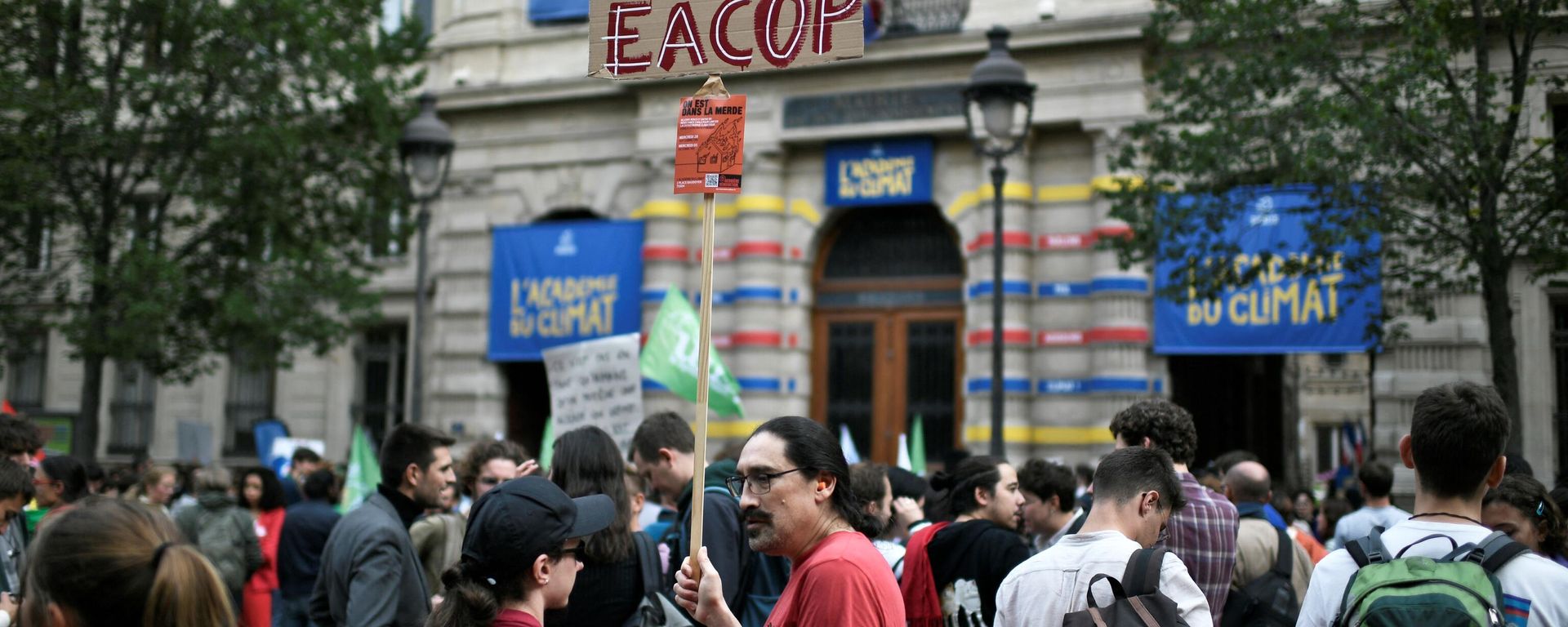 An activist holds a STOP EACOP placard opposing a pipeline project during an action as part of the La Voix Lyceenne (High School Voice) union initiative in Paris on September 23, 2022. - According to the EU Parliament on September 15, 2022, more than 100,000 people are at risk of being displaced by the East Africa Crude Oil Pipeline (EACOP) of France's TotalEnergies and the China National Offshore Oil Corporation (CNOOC) that signed a $10-billion agreement earlier in 2022 to develop Ugandan oilfields and ship the crude through a 1,445-kilometre (900-mile) pipeline to Tanzania's Indian Ocean port of Tanga. (Photo by STEPHANE DE SAKUTIN / AFP) An activist holds a STOP EACOP placard opposing a pipeline project during an action as part of the La Voix Lyceenne (High School Voice) union initiative in Paris on September 23, 2022. - According to the EU Parliament on September 15, 2022, more than 100,000 people are at risk of being displaced by the East Africa Crude Oil Pipeline (EACOP) of France's TotalEnergies and the China National Offshore Oil Corporation (CNOOC) that signed a $10-billion agreement earlier in 2022 to develop Ugandan oilfields and ship the crude through a 1,445-kilometre (900-mile) pipeline to Tanzania's Indian Ocean port of Tanga. (Photo by STEPHANE DE SAKUTIN / AFP) - Sputnik International, 1920, 26.09.2022