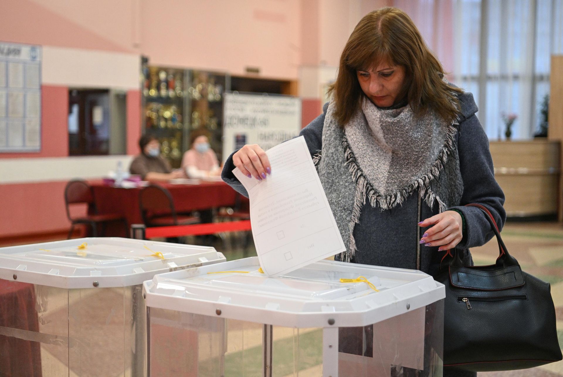 A woman casts her ballot during the referendum on the joining of Donetsk and Lugansk People's Republic and Zaporozhye and Kherson regions of Ukraine to Russia - Sputnik International, 1920, 12.10.2022
