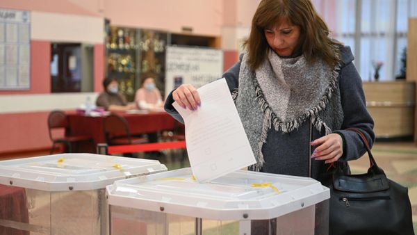 A woman casts her ballot during the referendum on the joining of Donetsk and Lugansk People's Republic and Zaporozhye and Kherson regions of Ukraine to Russia - Sputnik International