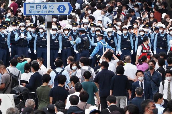 Police stand guard along a road leading to the Nippon Budokan, where the state funeral for Japan's former prime minister Shinzo Abe will take place, in Tokyo on September 27, 2022. - Sputnik International