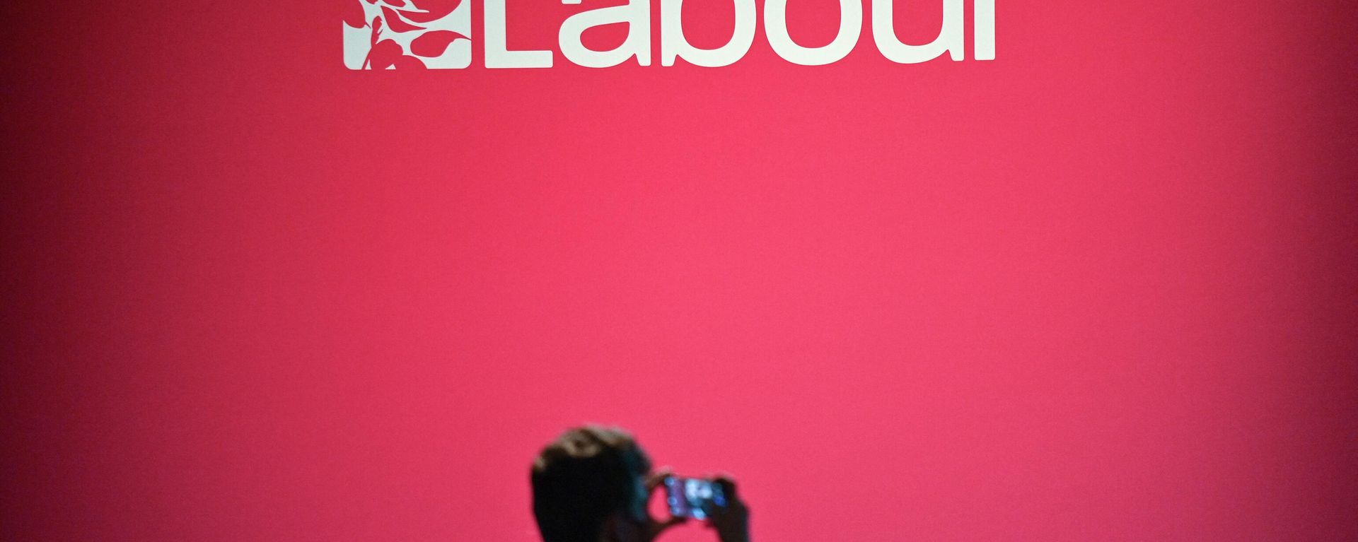 A Labour sign is pictured during the opening day of the annual Labour Party conference in Brighton, on the south coast of England on September 25, 2021. - Sputnik International, 1920, 30.09.2022