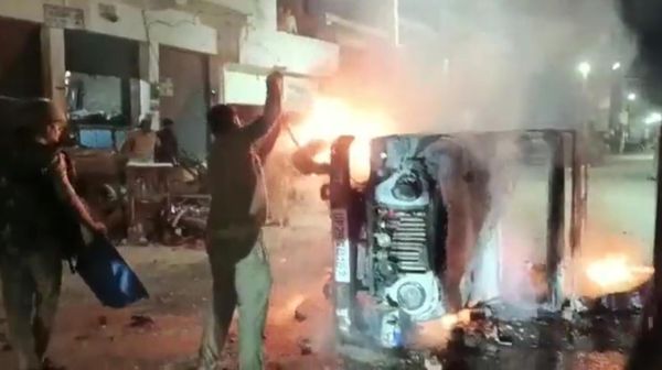 Police van torched in Auraiya of Central West Uttar Pradesh - Sputnik International