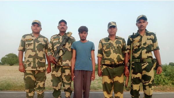 Alert troops of BSF SriGanganagar swung into action and apprehended a 20 year old Pakistani national who was moving in suspicious circumstances near #IndoPak international border in SriGanganagar sector - Sputnik International