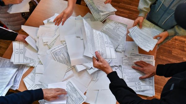 Local election commission members count ballots after the referendum on joining Russia, at a polling station in Simferopol, Crimea, Russia. - Sputnik International