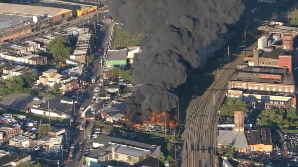 Image captures massive blaze that has broken out at a junkyard in northern Philadelphia, Pennsylvania. - Sputnik International