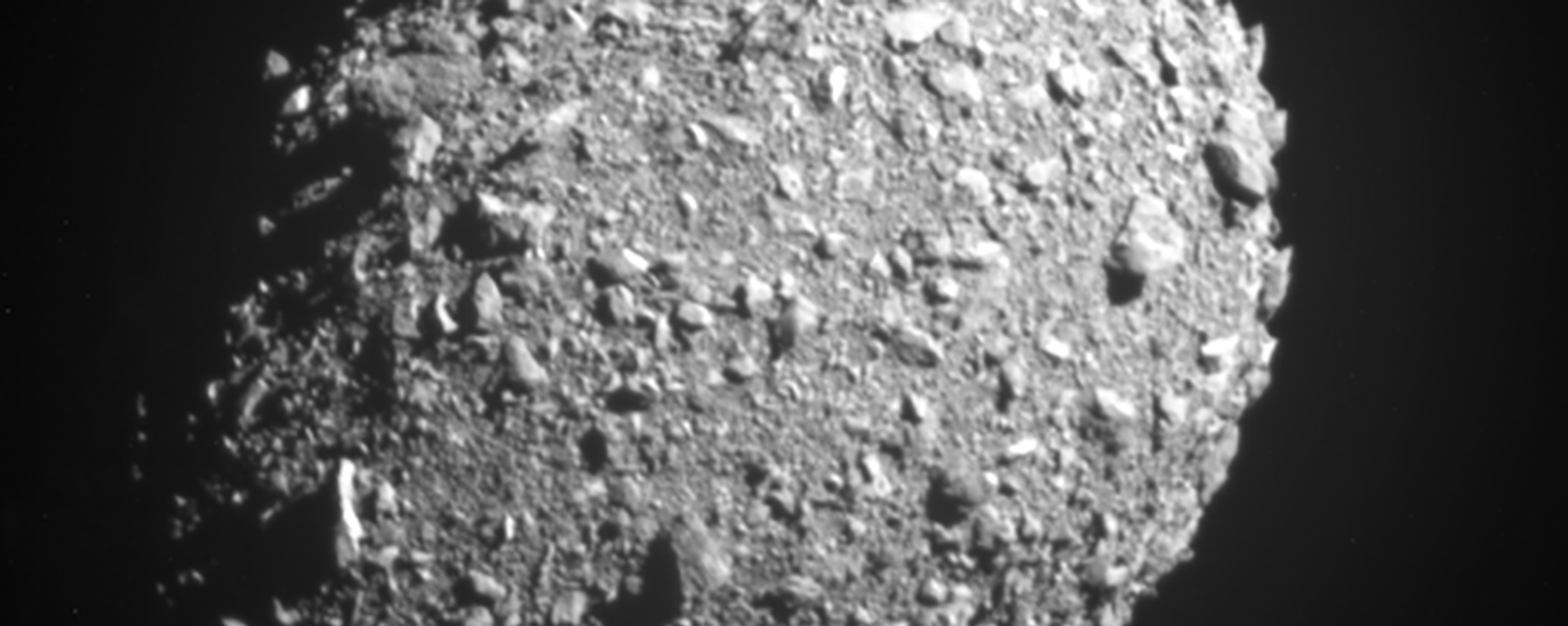 The last complete image of asteroid moonlet Dimorphos, taken by the DRACO imager on NASA’s DART mission from ~7 miles (12 kilometers) from the asteroid and 2 seconds before impact. - Sputnik International, 1920, 09.08.2023