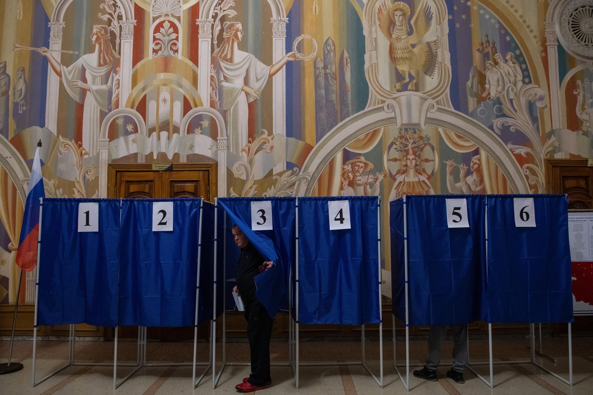 A polling station in Lugansk, where people vote in a referendum on making the Lugansk People's Republic a part of Russia. - Sputnik International, 1920, 04.10.2022