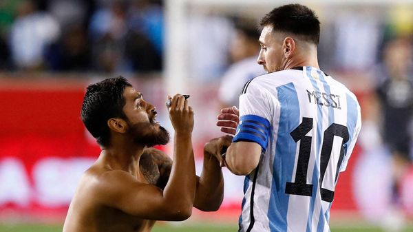 Argentina's Lionel Messi reacts as a fan ran on the pitch to ask for his autograh during the international friendly football match between Argentina and Jamaica at Red Bull Arena in Harrison, New Jersey, on September 27, 2022 Argentina's Lionel Messi reacts as a fan ran on the pitch to ask for his autograh during the international friendly football match between Argentina and Jamaica at Red Bull Arena in Harrison, New Jersey, on September 27, 2022 - Sputnik International