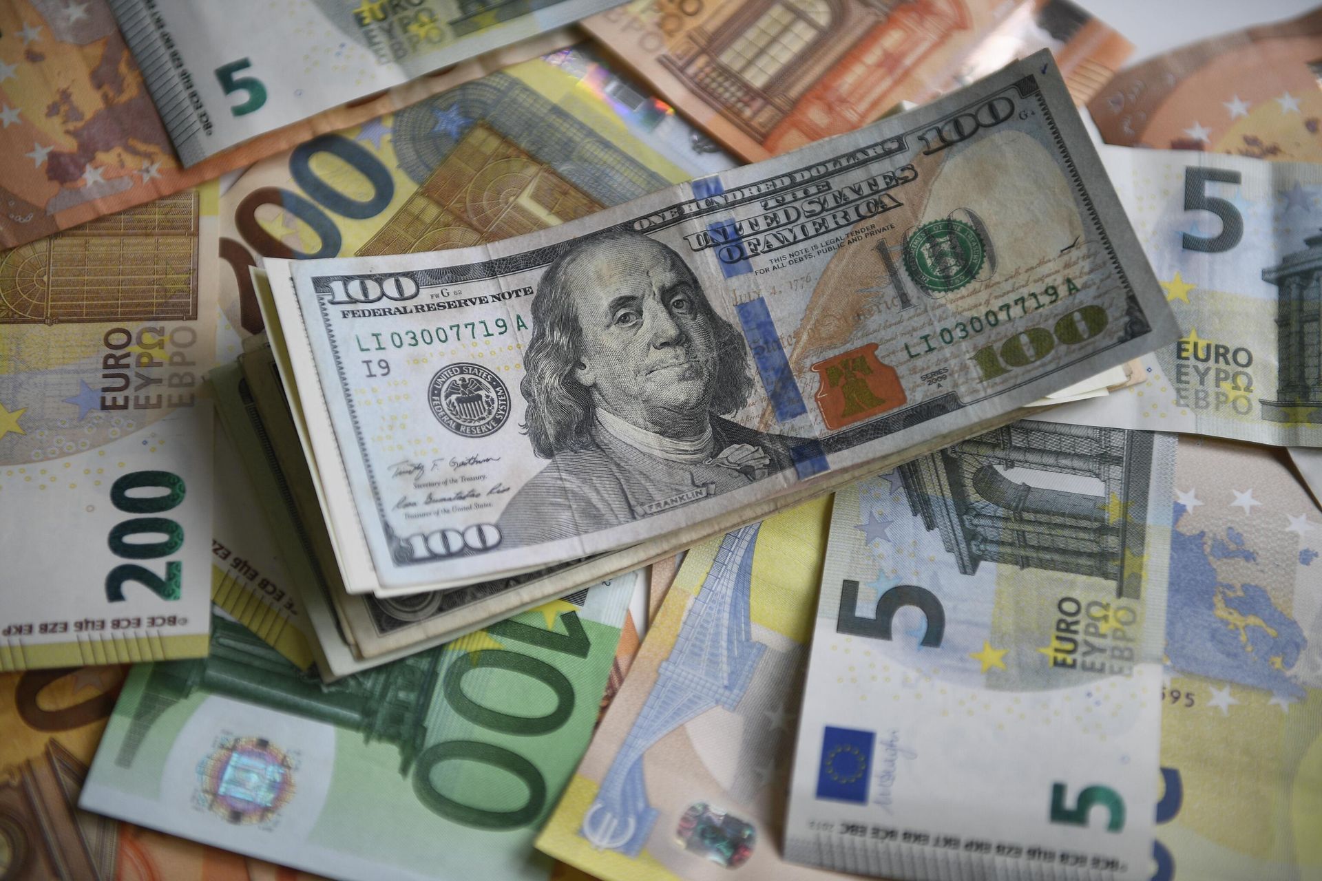 Euro and dollar banknotes - Sputnik International, 1920, 29.11.2022