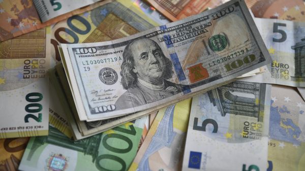 Euro and dollar banknotes - Sputnik International