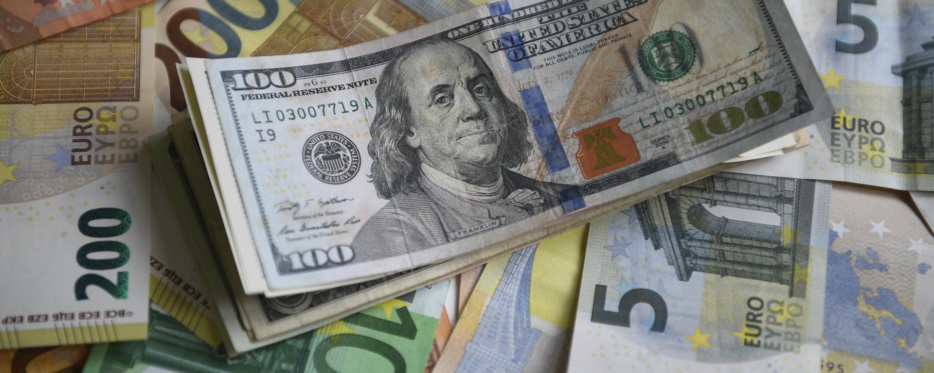 Euro and dollar banknotes - Sputnik International, 1920, 03.05.2023