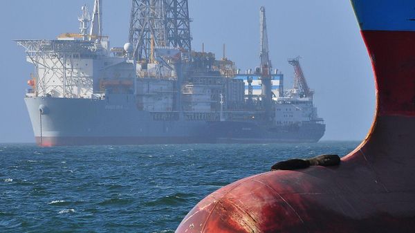  ENSCO DS6 Drillship taking on fuel bunkers in Walvis Bay, Namibia during the transit to Angola  - Sputnik International