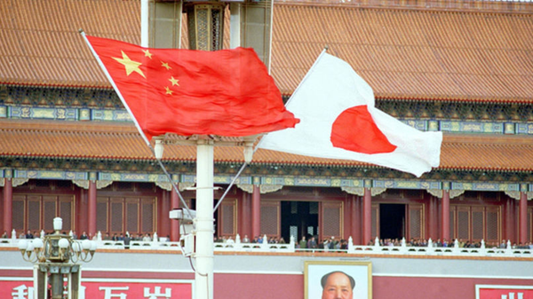 Japanese and Chinese flags - Sputnik International
