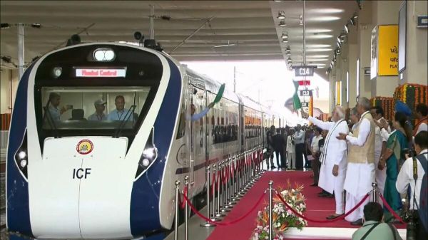 PM Modi flags off 'Vande Bharat Express' at Gandhinagar station - Sputnik International