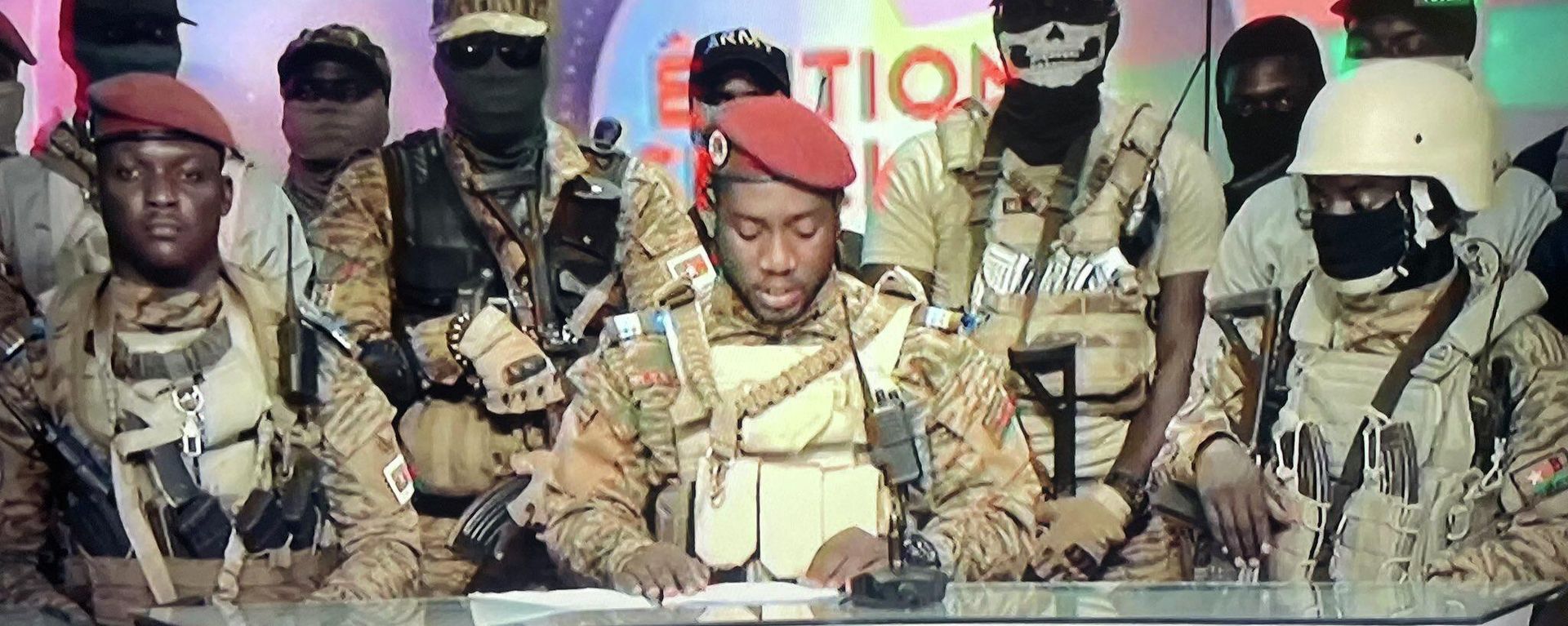 Burkina Faso Armed Forces Capt. Ibrahim Traore and other officers read a statement on Burkinabe television on September 30, 2022, announcing the overthrow of Paul-Henri Damiba, who himself took power using the military in January 2022. Burkina Faso Armed Forces Capt. Ibrahim Traore and other officers read a statement on Burkinabe television on September 30, 2022, announcing the overthrow of Paul-Henri Damiba, who himself took power using the military in January 2022. - Sputnik International, 1920, 30.09.2022