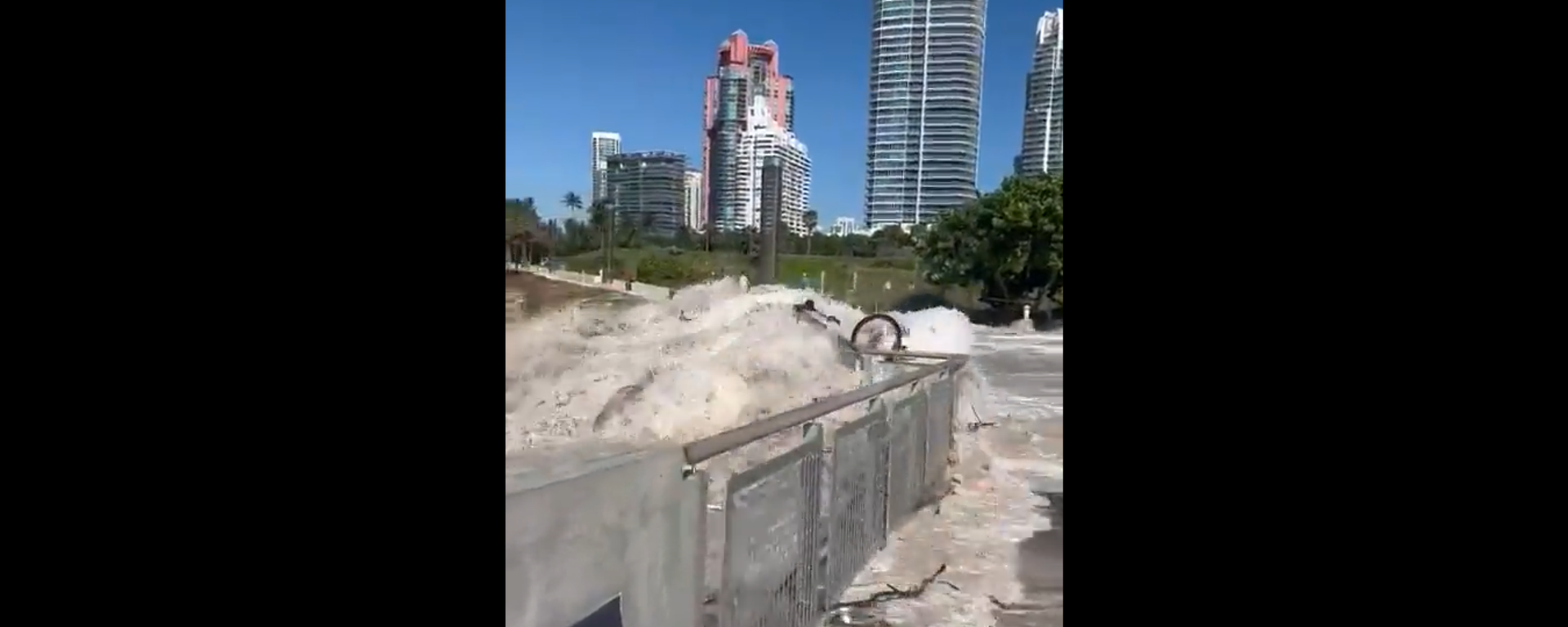 Image captures moment a massive 'king' surge pushed several individuals down and washing some into the Government Cut, a fishing channel in Miami Beach, Florida. Image captures moment a massive 'king' surge pushed several individuals down and washing some into the Government Cut, a fishing channel in Miami Beach, Florida. - Sputnik International, 1920, 01.10.2022
